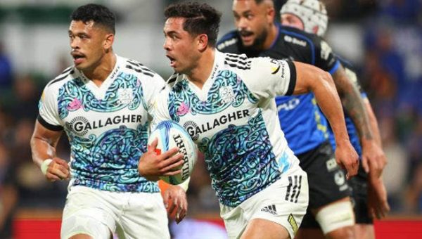 Le centre des All Blacks Anton Lienert-Brown marque bien alors que les Chiefs se détendent