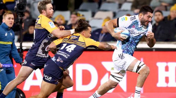Le mannequin Luke Jacobson et les Chiefs marquent contre Brumbys